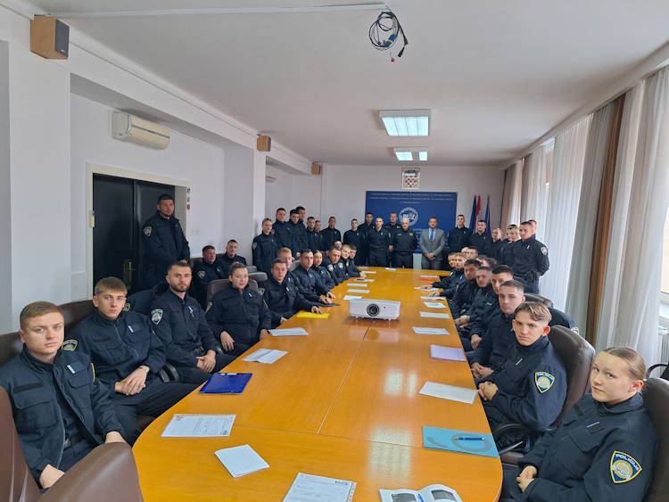Slika /PU_ZG/slike/PUZ/2025/STUDENI/03112025 PUZ POLAZNICI/SLIKA3.jpg